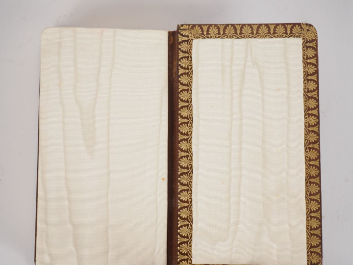 Missel des sacrements, reliure cuir de style néo-gothique, dans son co