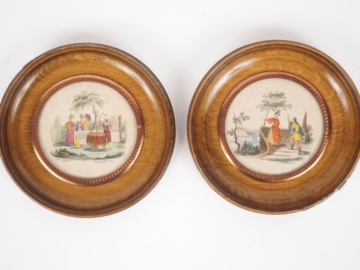 Paire d'encadrements en tondo contenant deux gravures en couleur. Diam