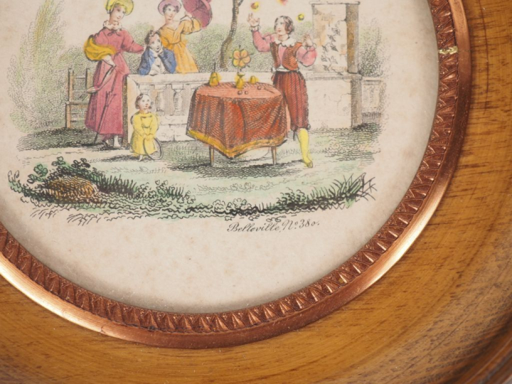 Paire d'encadrements en tondo contenant deux gravures en couleur. Diam