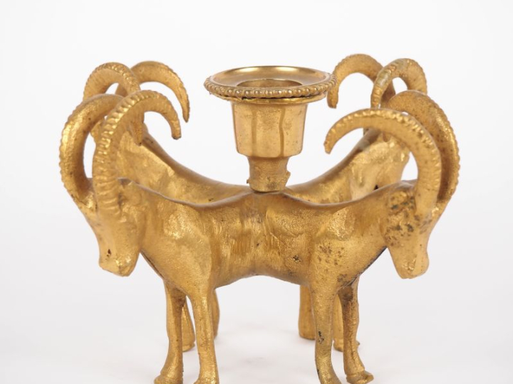 Flambeau en bronze doré figurant quatre bouquetins. Dim. 11 x 17 x 17 