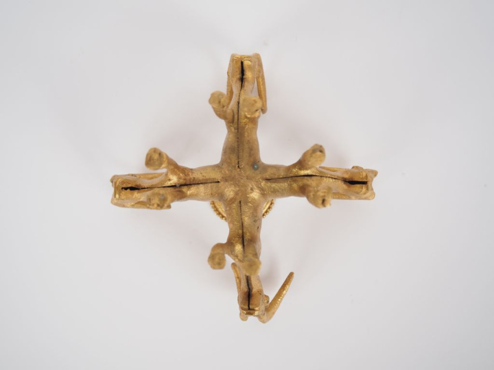 Flambeau en bronze doré figurant quatre bouquetins. Dim. 11 x 17 x 17 