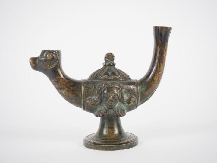 Lampe à huile de style antique en bronze à patine verte à décor de mas