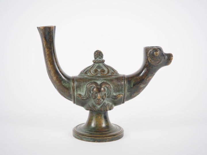 Lampe à huile de style antique en bronze à patine verte à décor de mas