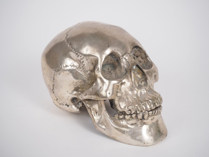 Memento Mori en bronze ou métal argenté. Dim. 12,5 x 20 x 10 cm.