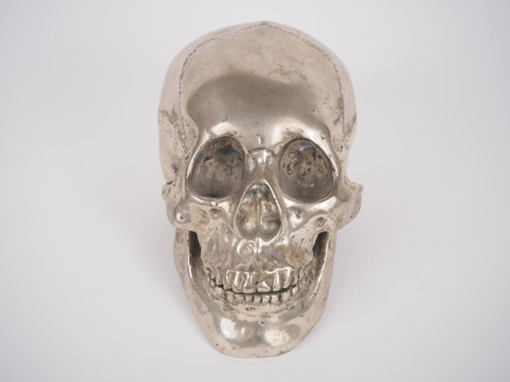 Memento Mori en bronze ou métal argenté. Dim. 12,5 x 20 x 10 cm.