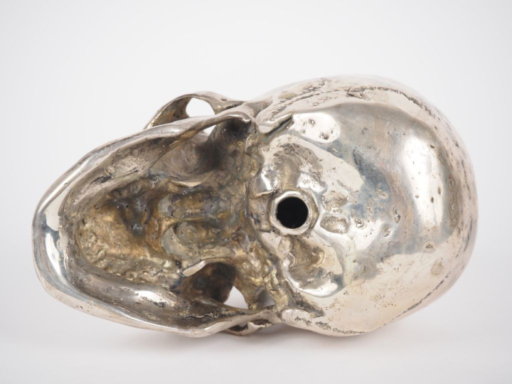 Memento Mori en bronze ou métal argenté. Dim. 12,5 x 20 x 10 cm.