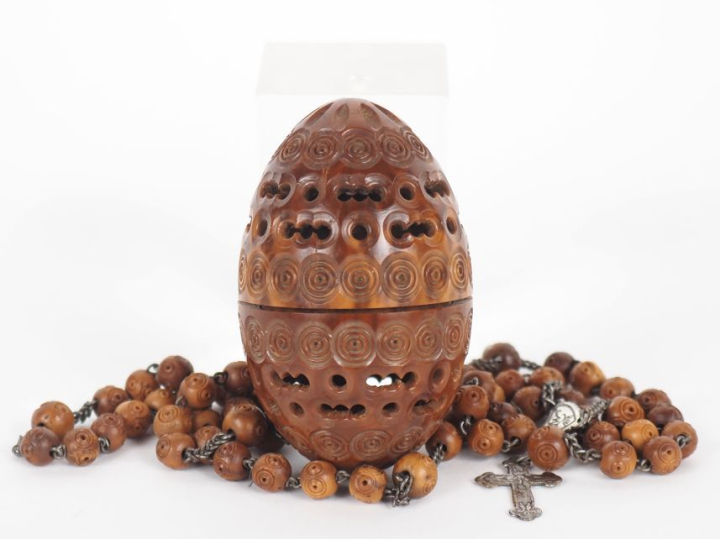 Œuf à chapelet en bois sculpté à l'imitation du corozo à décor ajouré,
