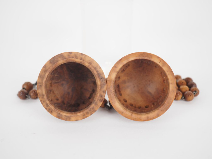 Œuf à chapelet en bois sculpté à l'imitation du corozo à décor ajouré,
