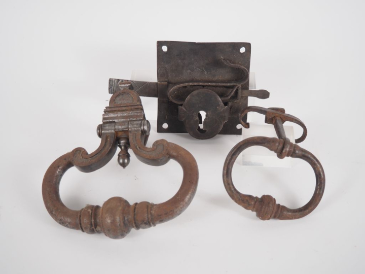 Deux différents heurtoirs en fer forgé. H. 10 cm. H. 16 cm.  On y join