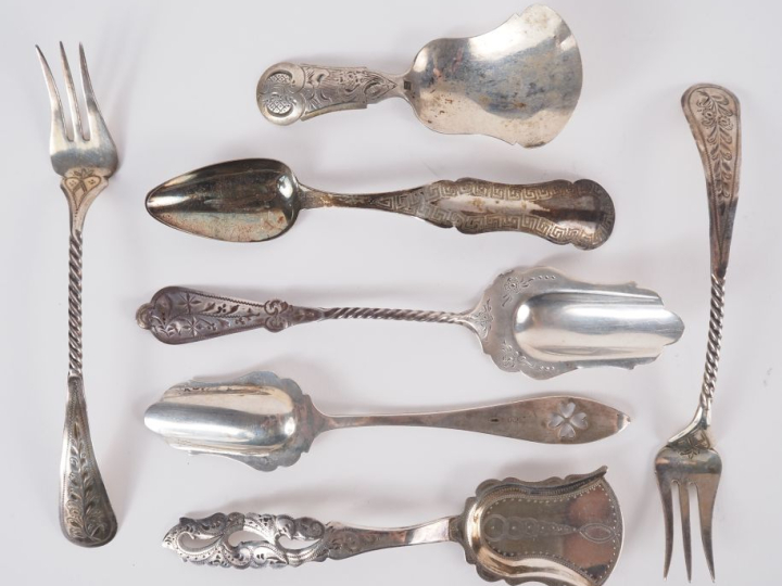 5 différentes cuillères à absinthes en argent étranger.  Poinçonnées. 