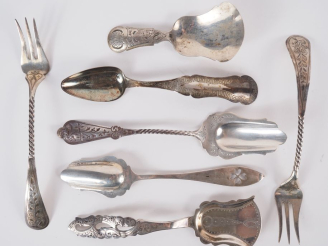 Vente aux enchères 5 différentes cuillères à absinthes en argent étranger.  Poinçonnées. 