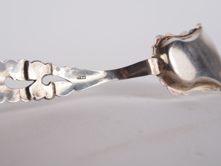 5 différentes cuillères à absinthes en argent étranger.  Poinçonnées. 