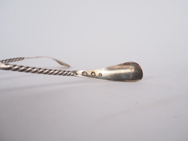 5 différentes cuillères à absinthes en argent étranger.  Poinçonnées. 