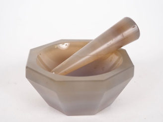 Vente aux enchères Mortier et son pilon miniature en agate céladon. Dim. 3,5 x 7 cm. (Pil