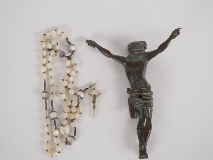 Sujet en bronze double patine, "christ sur la croix". Dim. 16 x 12 cm.
