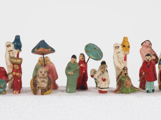 Vente aux enchères Ensemble 43 personnages miniatures de style extrême-orient en terre ve