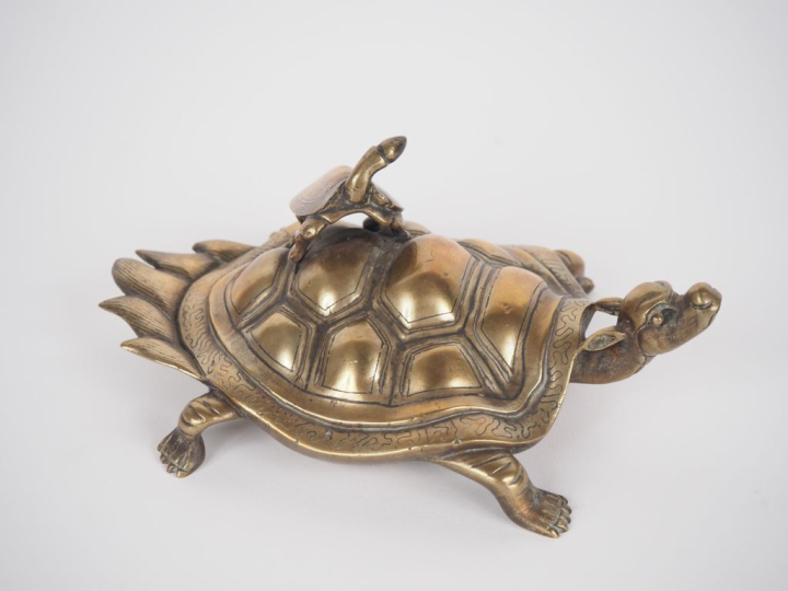 Sujet en bronze de style extrême-orient, "tortues". Dim. 7 x 11 x 17 c