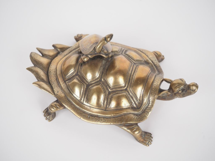 Sujet en bronze de style extrême-orient, "tortues". Dim. 7 x 11 x 17 c