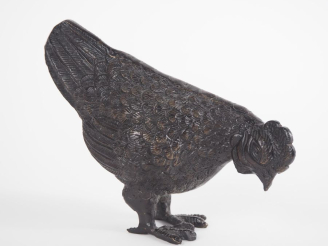 Vente aux enchères Sujet en métal patiné, "poule faisane". Dim. 14 x 17 cm.