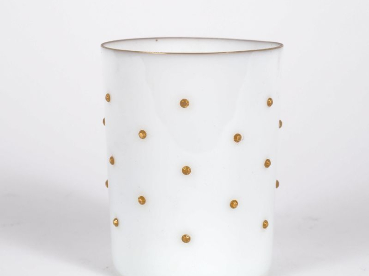 Verre à eau en opaline à décor de cabochons dorés. H. 10 x 8 cm.