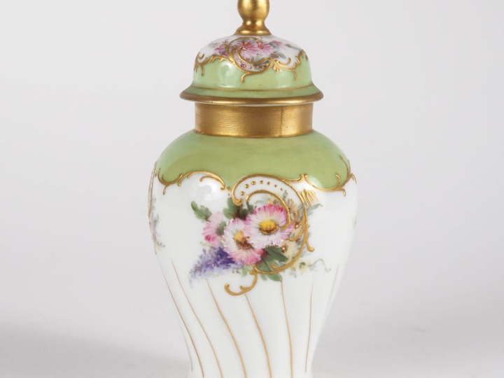 SEVRES (dans le goût de). Potiche couverte miniature en porcelaine pol