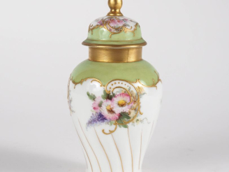 Vente aux enchères SEVRES (dans le goût de). Potiche couverte miniature en porcelaine pol