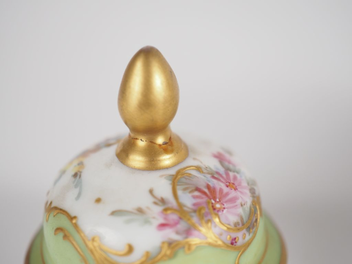 SEVRES (dans le goût de). Potiche couverte miniature en porcelaine pol