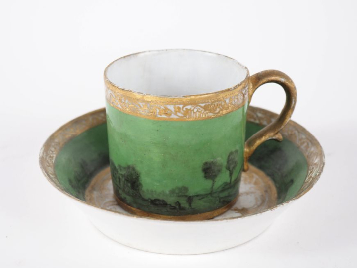 Tasse et sous tasse début XIXème en porcelaine à décor en grisaille de
