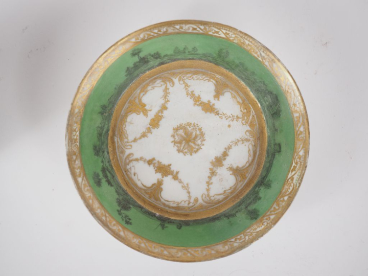 Tasse et sous tasse début XIXème en porcelaine à décor en grisaille de