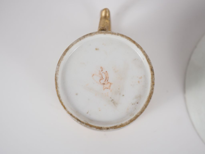 Tasse et sous tasse début XIXème en porcelaine à décor en grisaille de