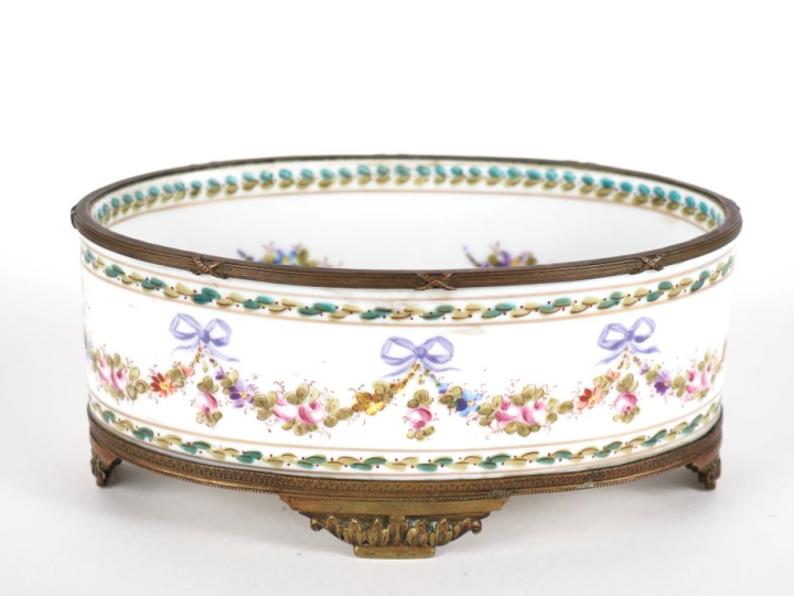 SEVRES (dans le goût de). Petite jardinière en porcelaine à décor poly