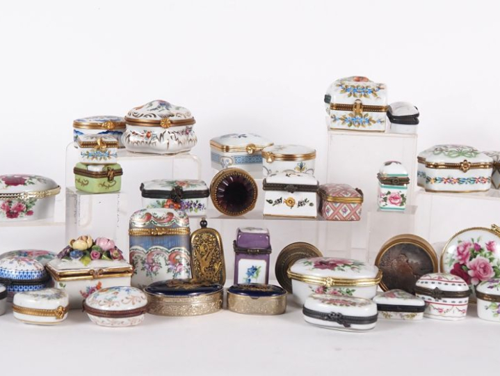 Collection de 43 boîtes à pilules en porcelaine polychrome et métal à 