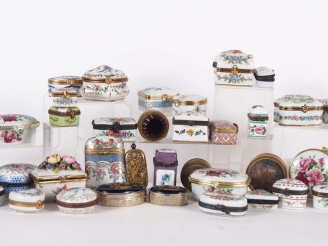 Vente aux enchères Collection de 43 boîtes à pilules en porcelaine polychrome et métal à 