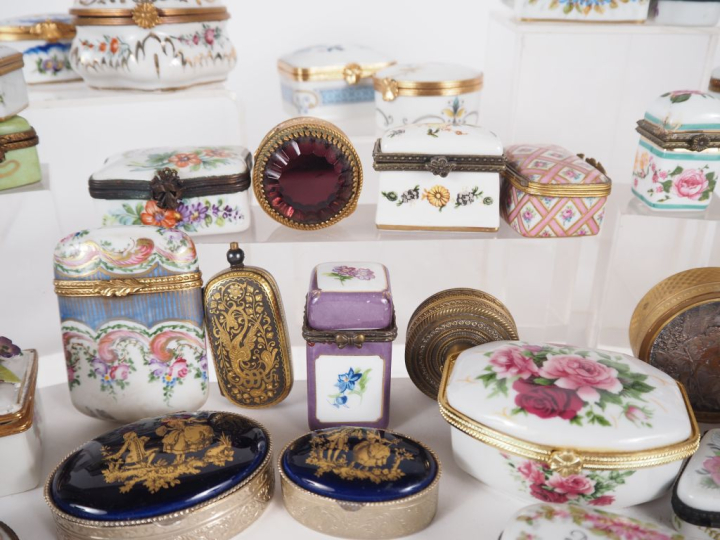 Collection de 43 boîtes à pilules en porcelaine polychrome et métal à 