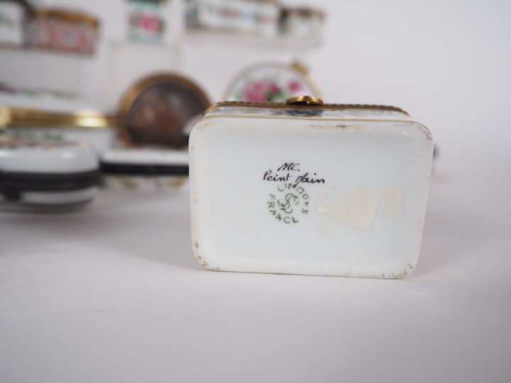 Collection de 43 boîtes à pilules en porcelaine polychrome et métal à 