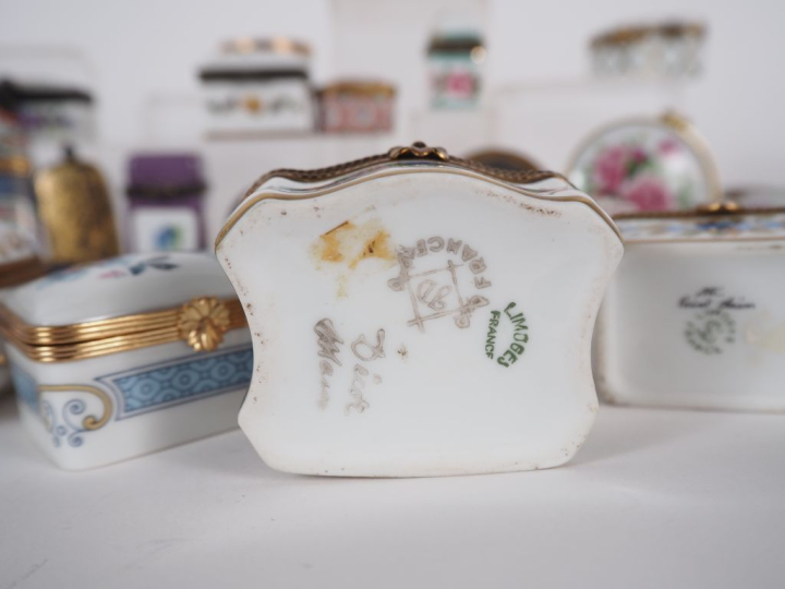 Collection de 43 boîtes à pilules en porcelaine polychrome et métal à 