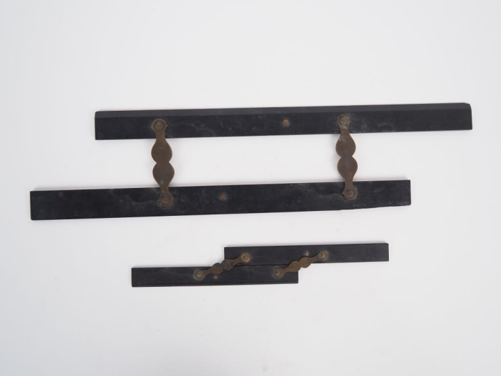Deux instruments de mesure Napoléon III en bois noirci et laiton. L. 3