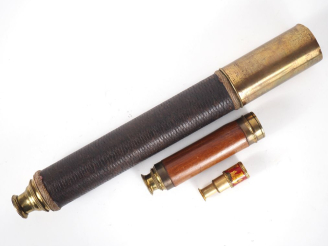 Vente aux enchères Trois différentes longue-vues en bois cuir et laiton. H. de 6 à 65 cm.