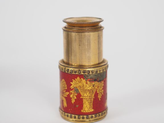 Trois différentes longue-vues en bois cuir et laiton. H. de 6 à 65 cm.