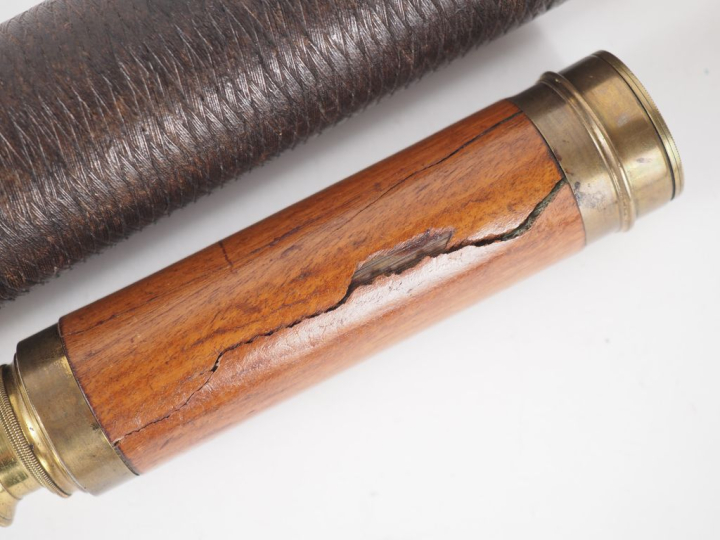 Trois différentes longue-vues en bois cuir et laiton. H. de 6 à 65 cm.