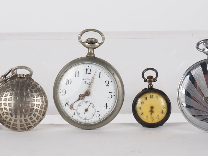 Chronomètre de golf Suisse en métal argenté en forme de balle. Diam. 4
