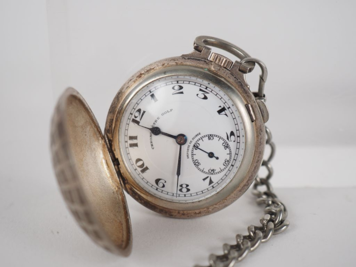 Chronomètre de golf Suisse en métal argenté en forme de balle. Diam. 4