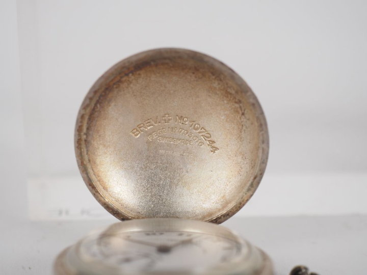 Chronomètre de golf Suisse en métal argenté en forme de balle. Diam. 4