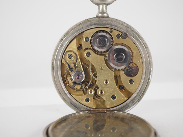Chronomètre de golf Suisse en métal argenté en forme de balle. Diam. 4