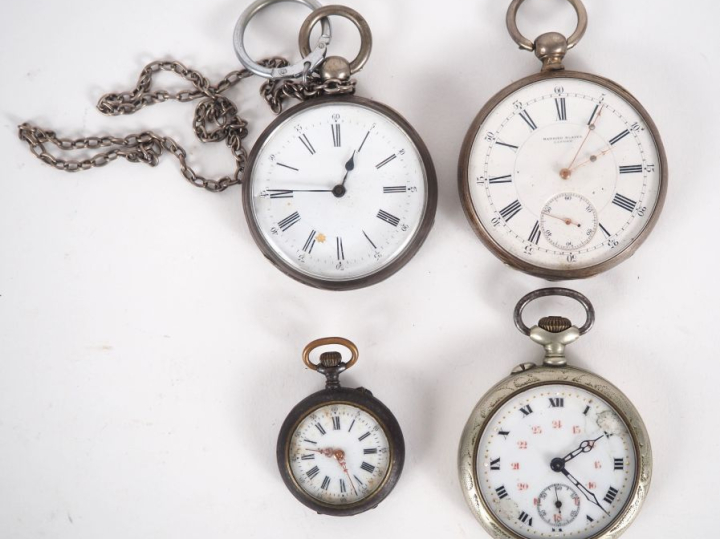 4 différentes montre de gousset, une en argent, cadrans émaillés. Diam