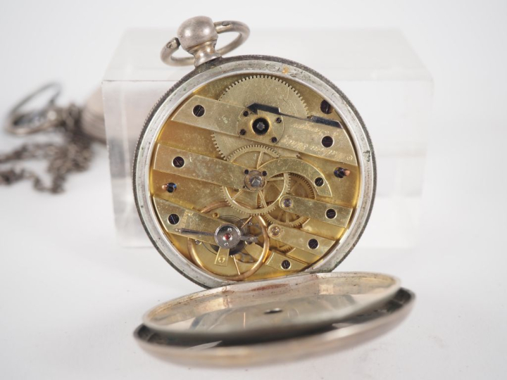 4 différentes montre de gousset, une en argent, cadrans émaillés. Diam