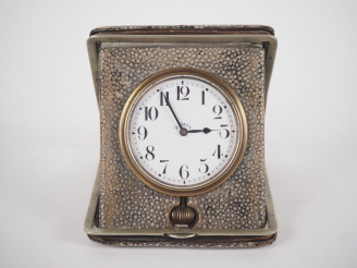 Vente aux enchères Chronomètre anglais "8 days", cadran à chiffres romains dans son étui 
