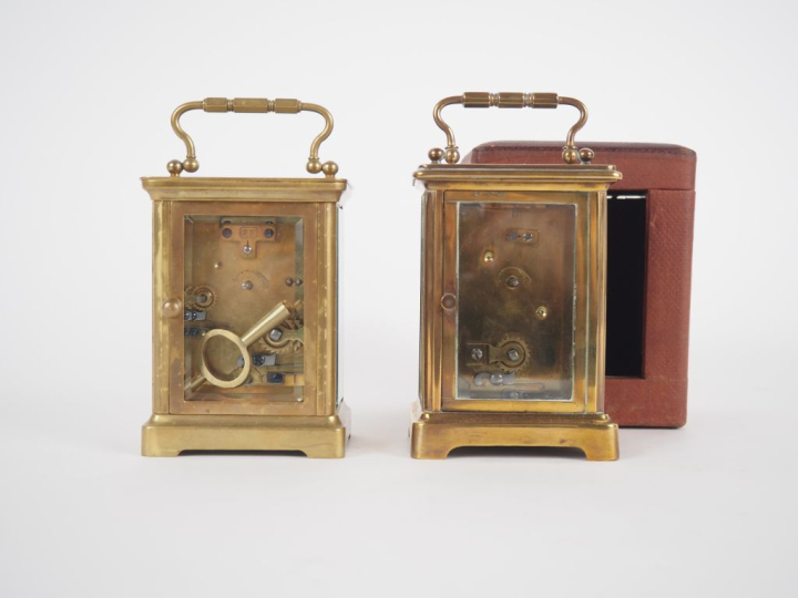 Deux différentes pendulettes d'officier, cadrans à chiffres romaines, 