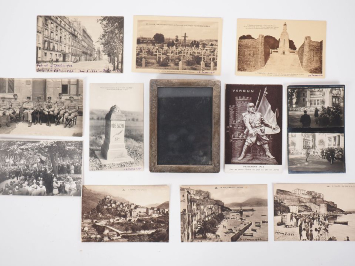 47 cartes postales anciennes. On y joint un cadre porte-photo en argen