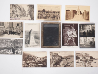 Vente aux enchères 47 cartes postales anciennes. On y joint un cadre porte-photo en argen